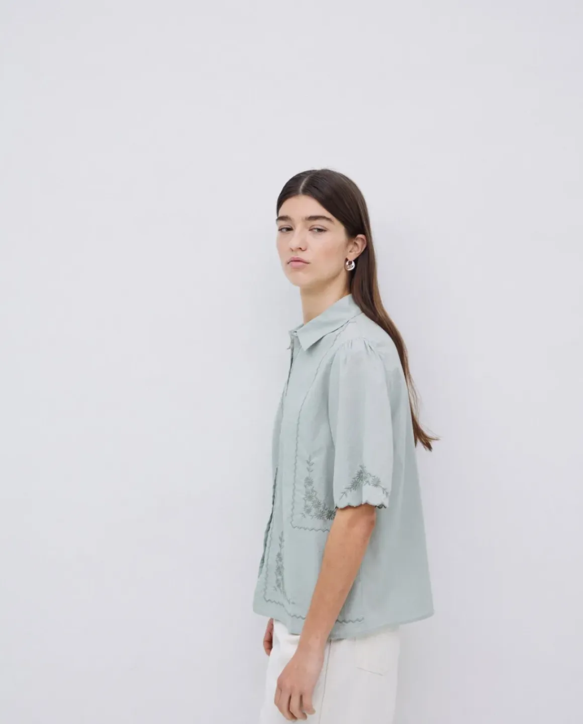 Camisa algodón bordados gris verdoso