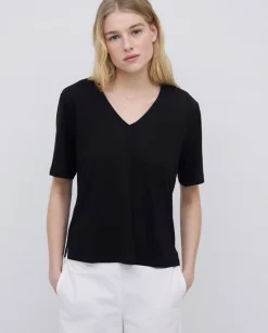 Camiseta holgada escote pico negro