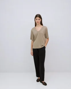 Camiseta holgada escote pico caqui