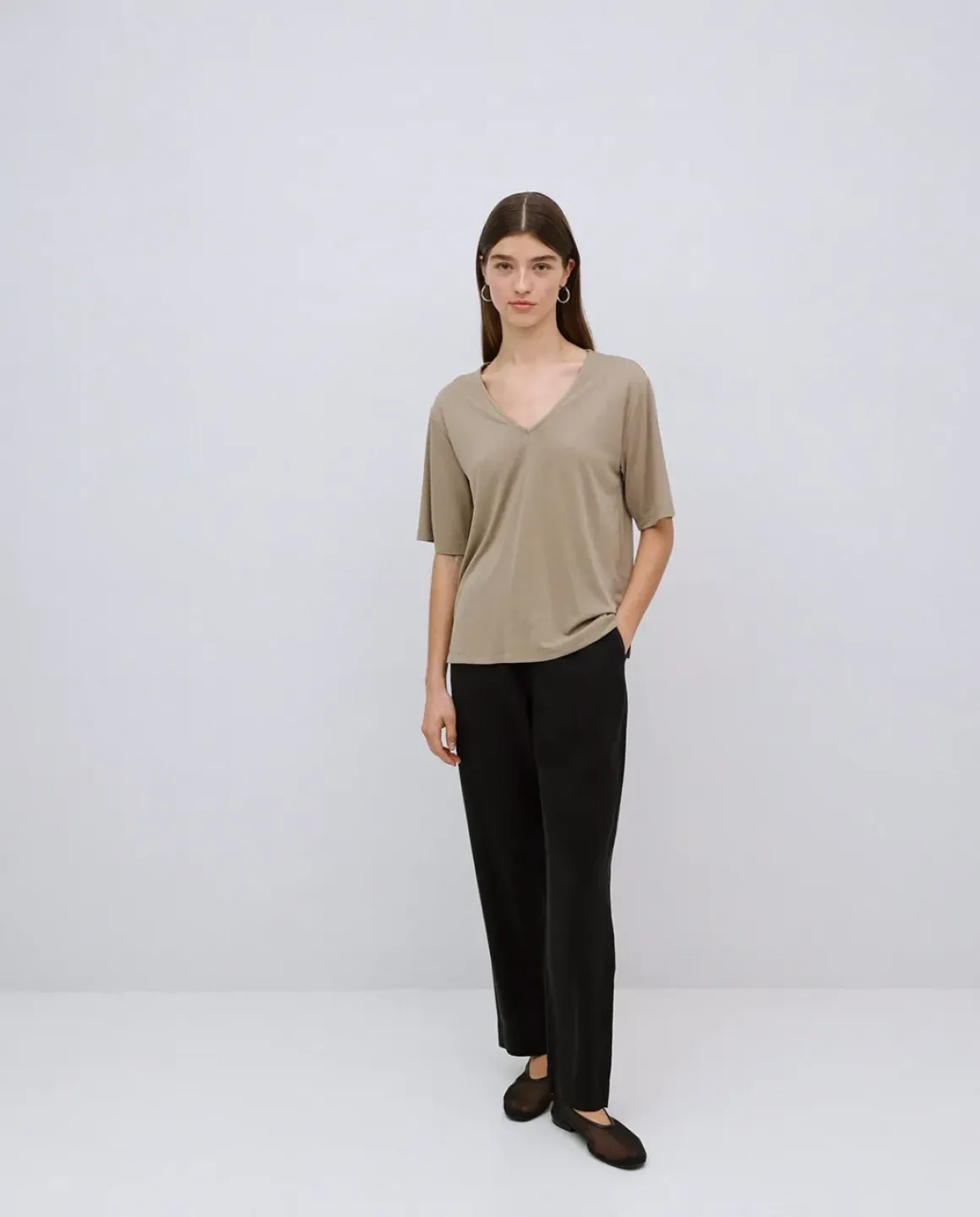 Camiseta holgada escote pico caqui