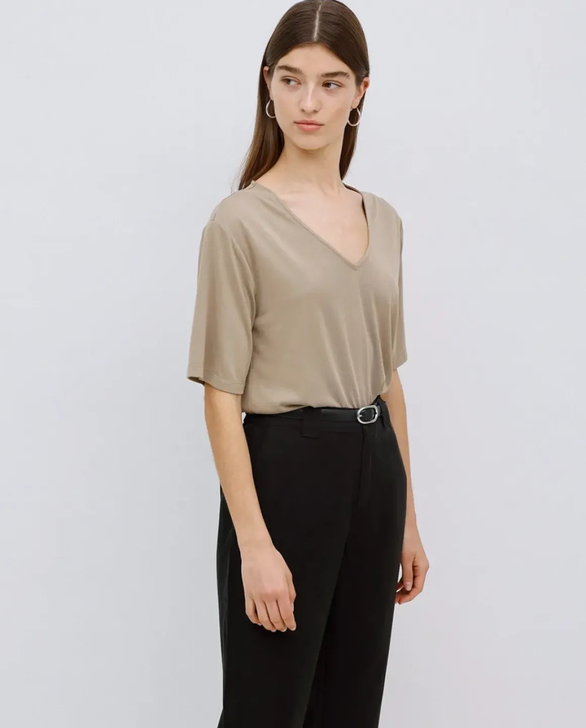 Camiseta holgada escote pico caqui