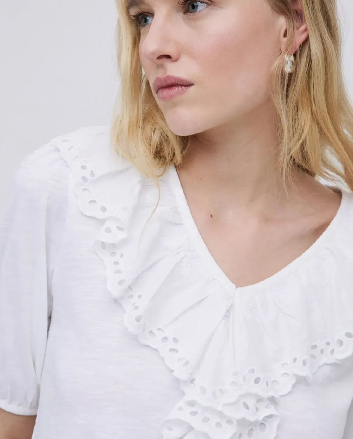 Camiseta volante con bordado blanco
