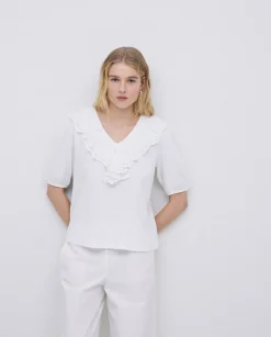 Camiseta volante con bordado blanco