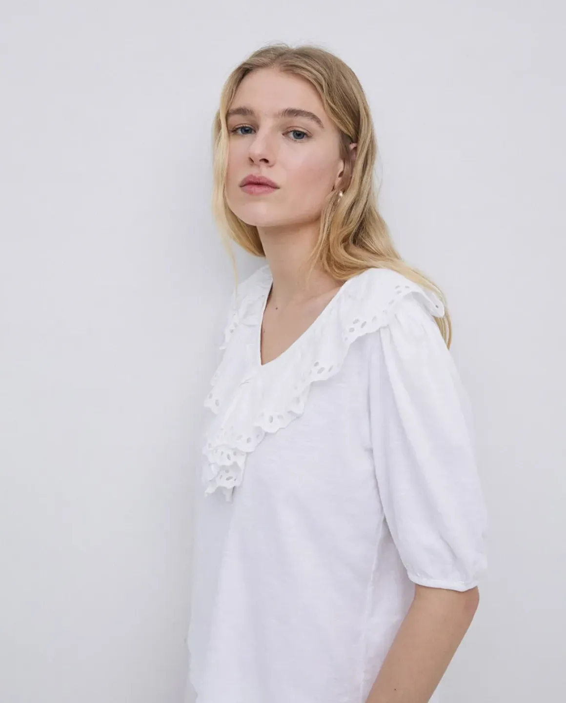 Camiseta volante con bordado blanco
