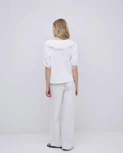 Camiseta volante con bordado blanco