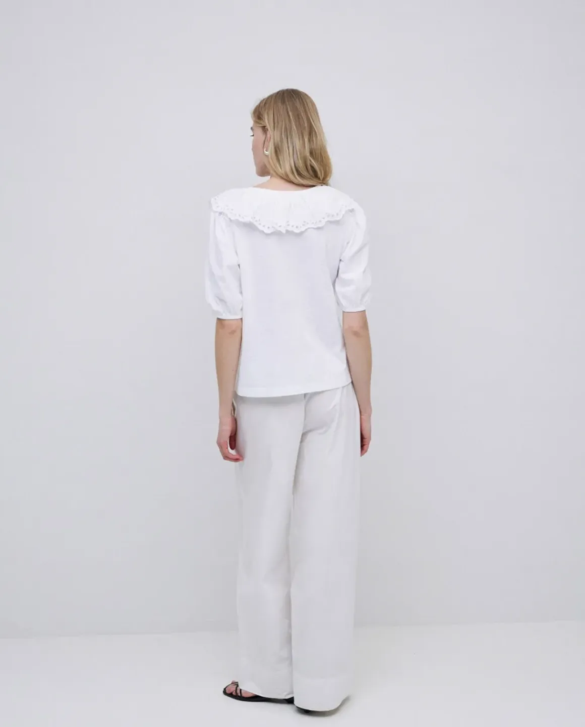 Camiseta volante con bordado blanco