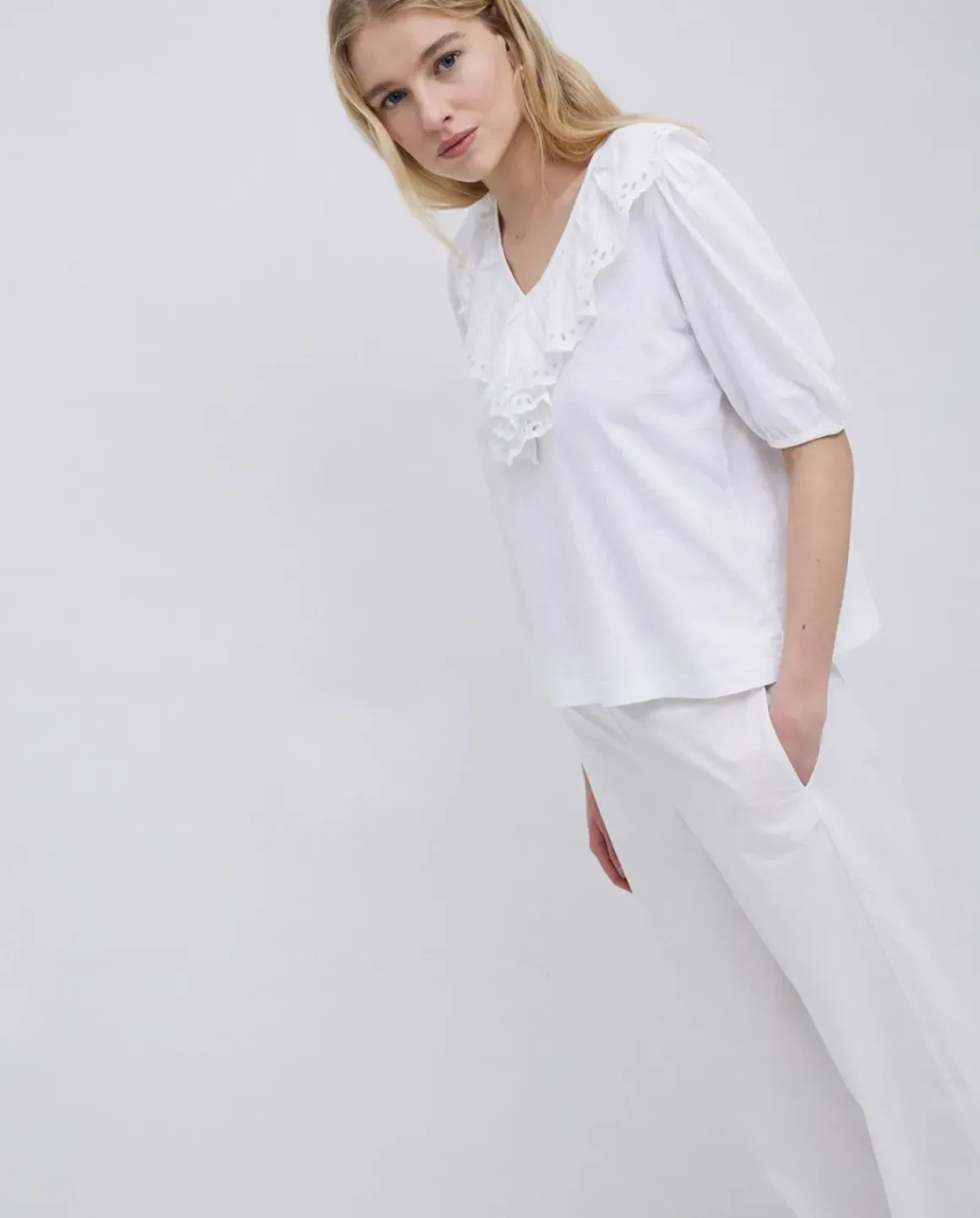 Camiseta volante con bordado blanco