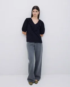 Camiseta volante con bordado negro