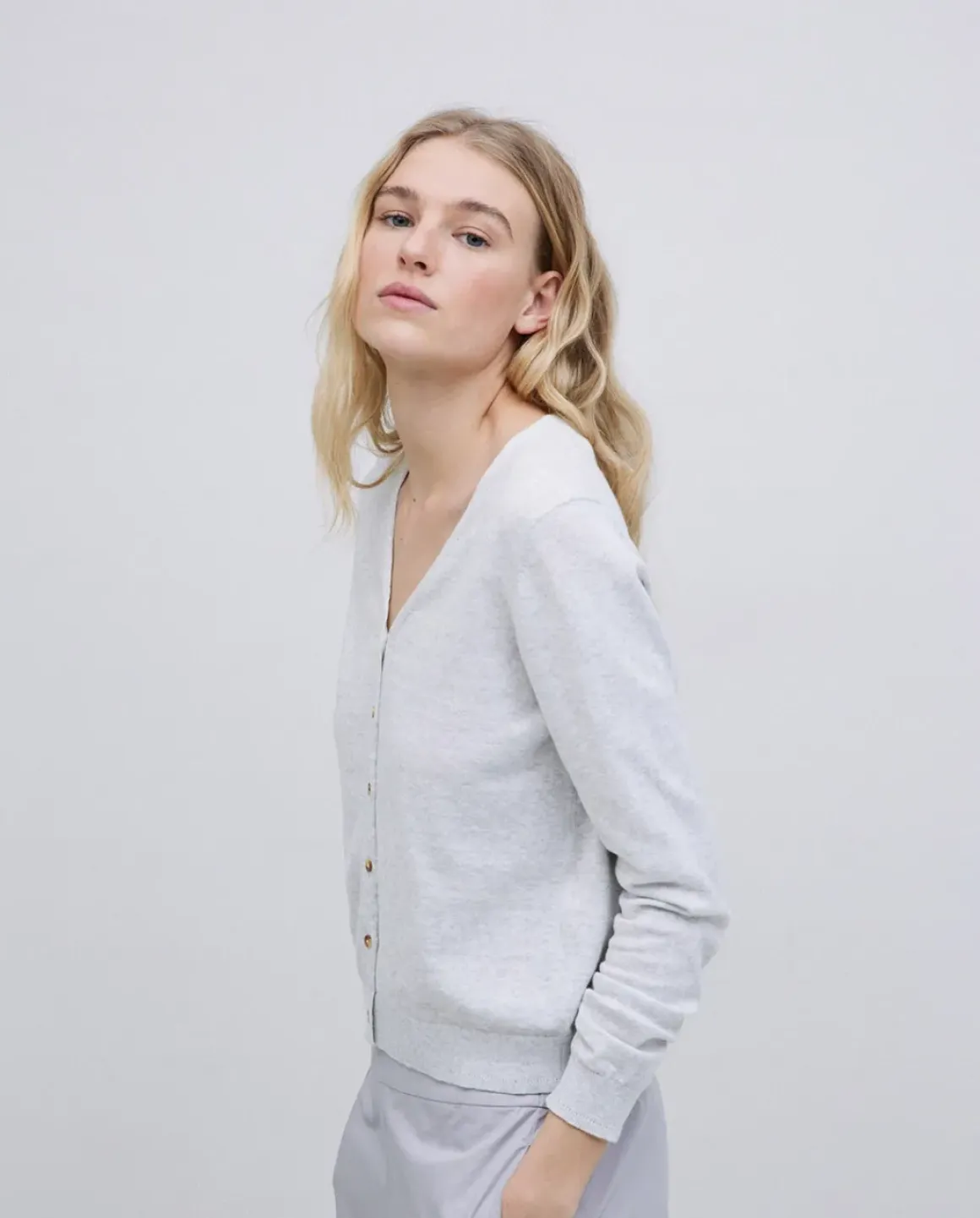 Cárdigan escote pico gris