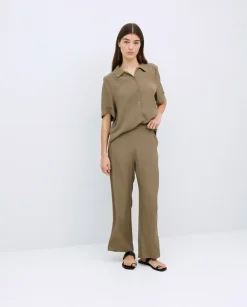 Pantalones cropped caqui