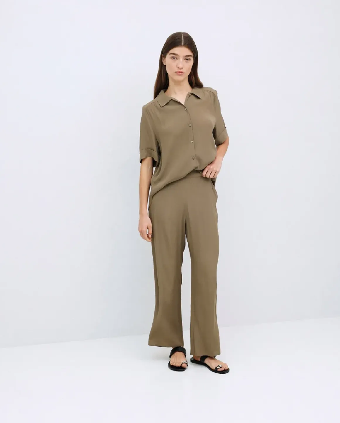 Pantalones cropped caqui