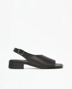 Sandalias cuero tacón negro