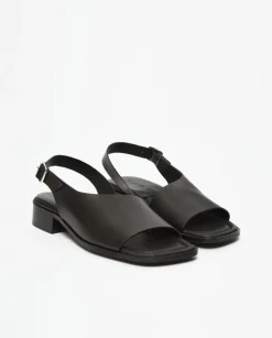Sandalias cuero tacón negro