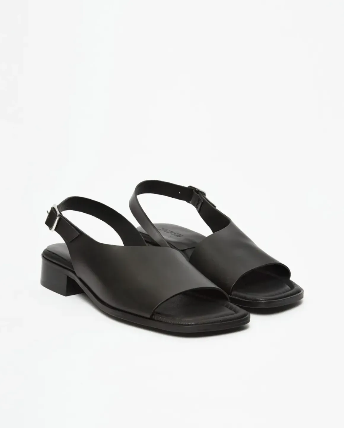 Sandalias cuero tacón negro