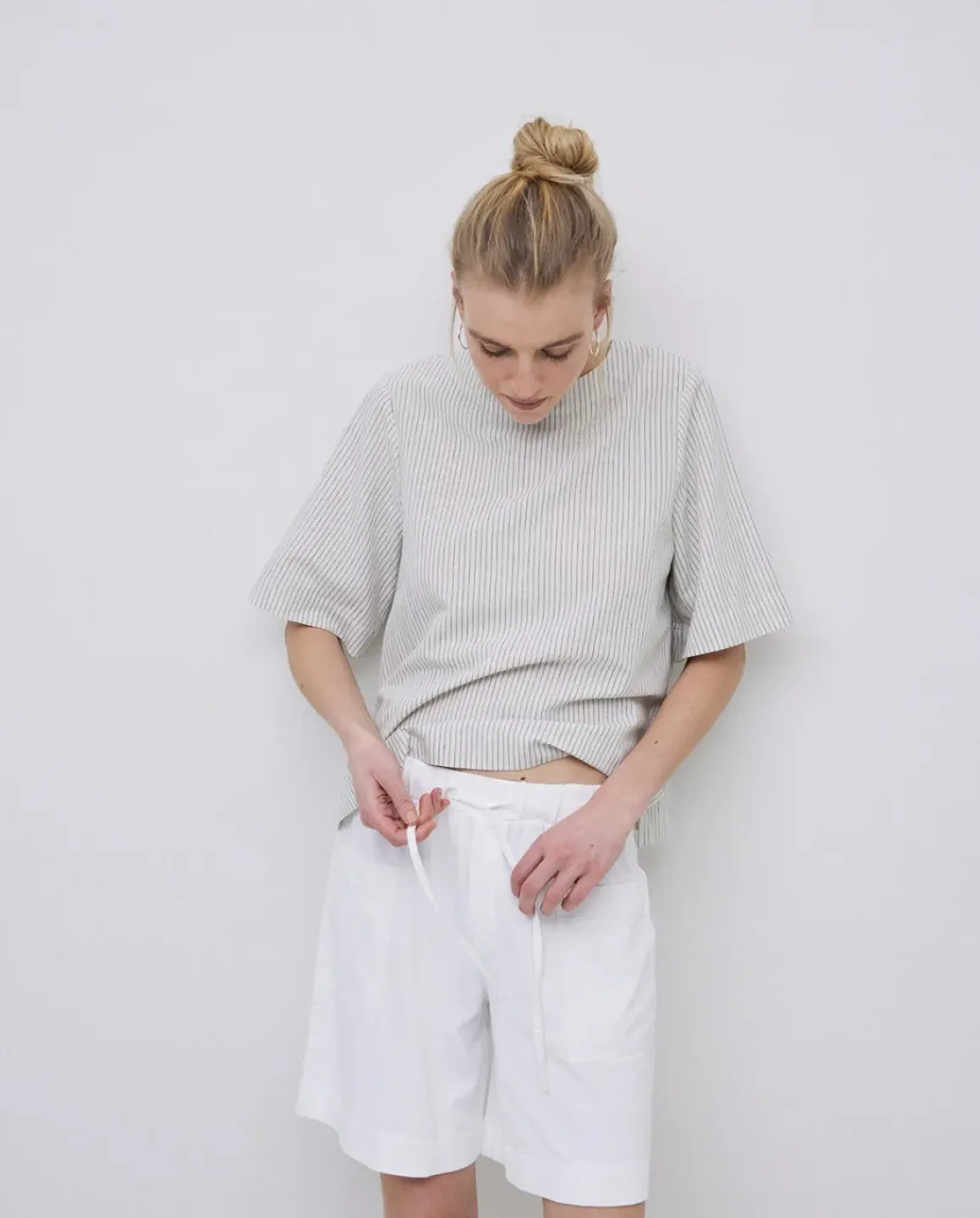 Shorts bolsillos plastrón blanco