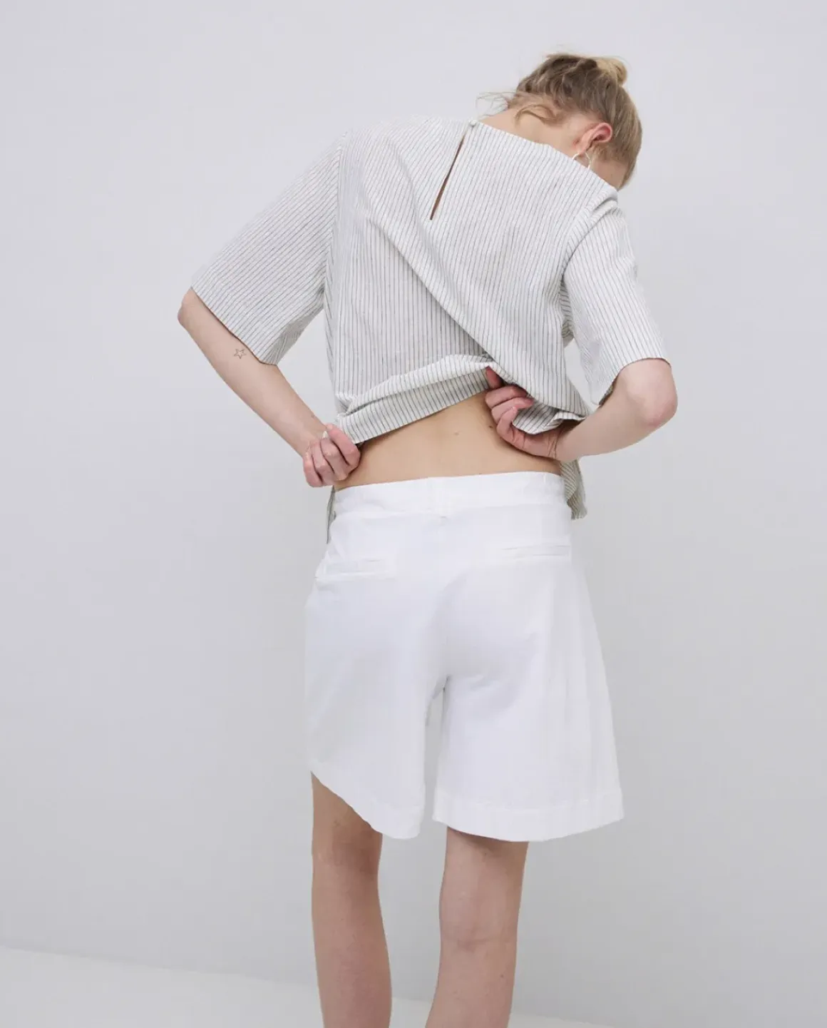 Shorts bolsillos plastrón blanco