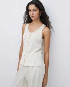 Top botones escote redondo beige