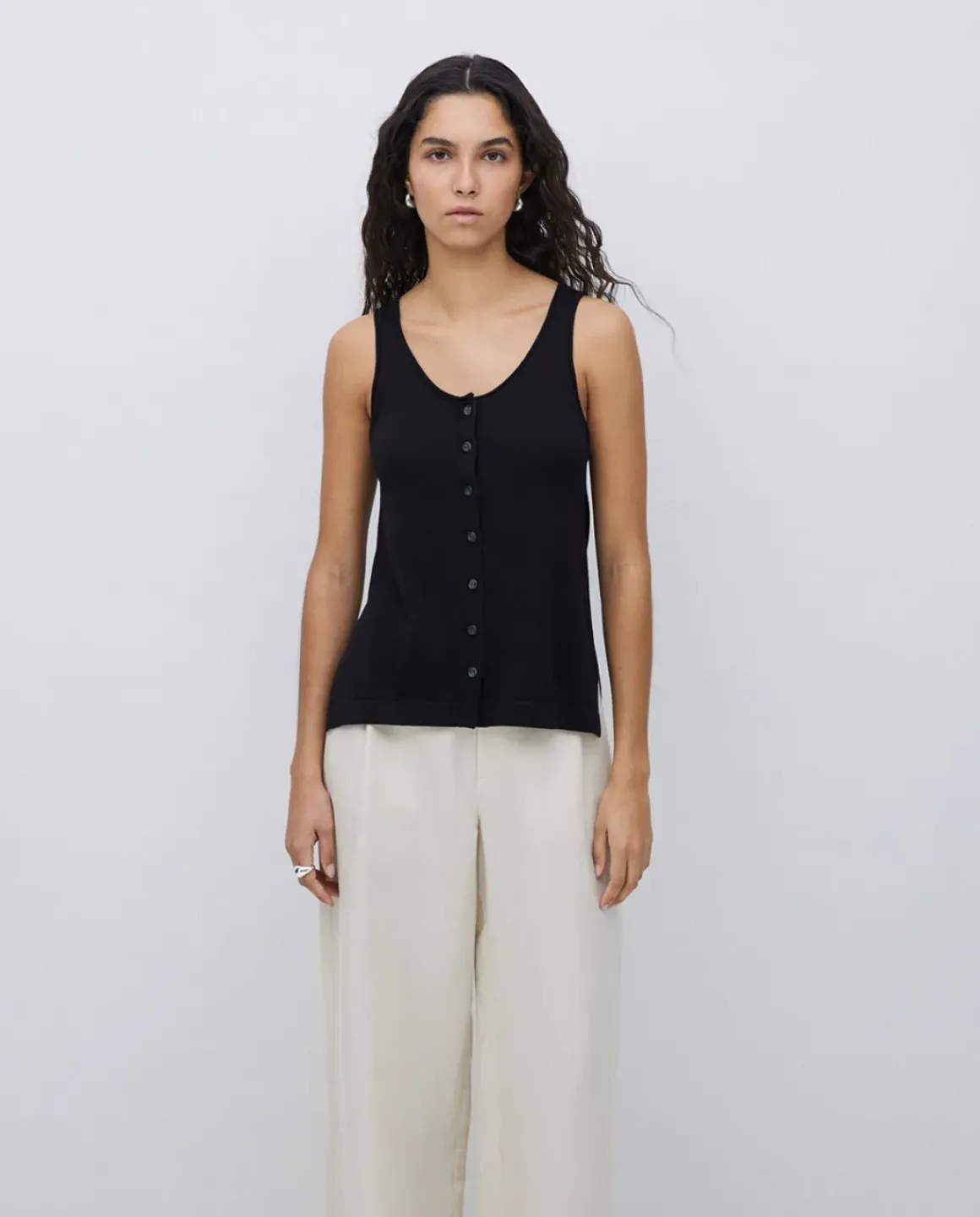 Top botones escote redondo negro
