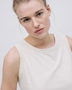 Top básico escote redondo beige