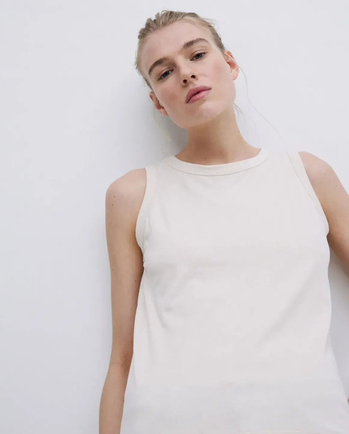 Top básico escote redondo beige