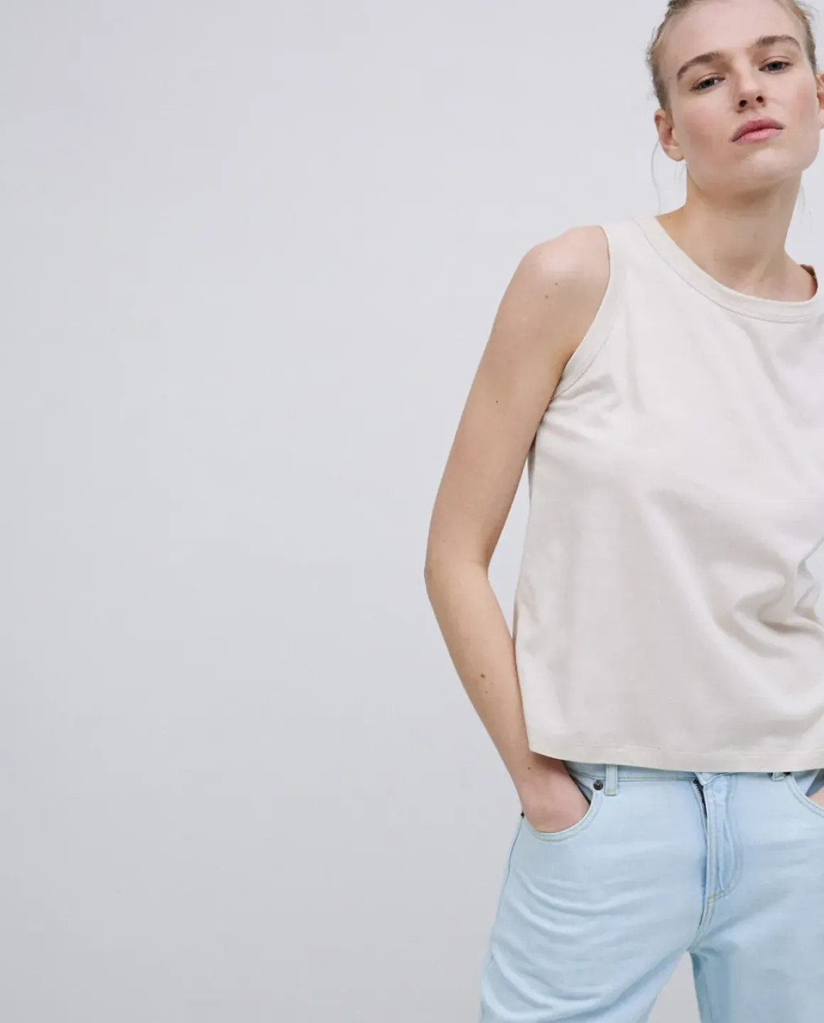 Top básico escote redondo beige