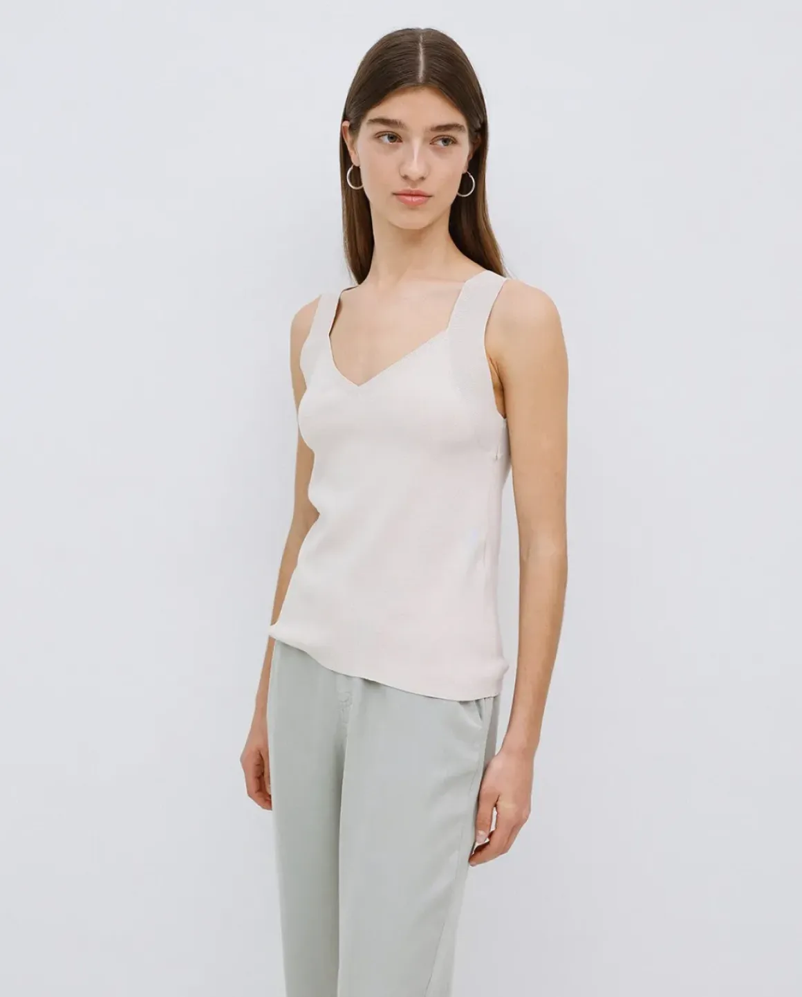 Top escote pico tirantes anchos beige