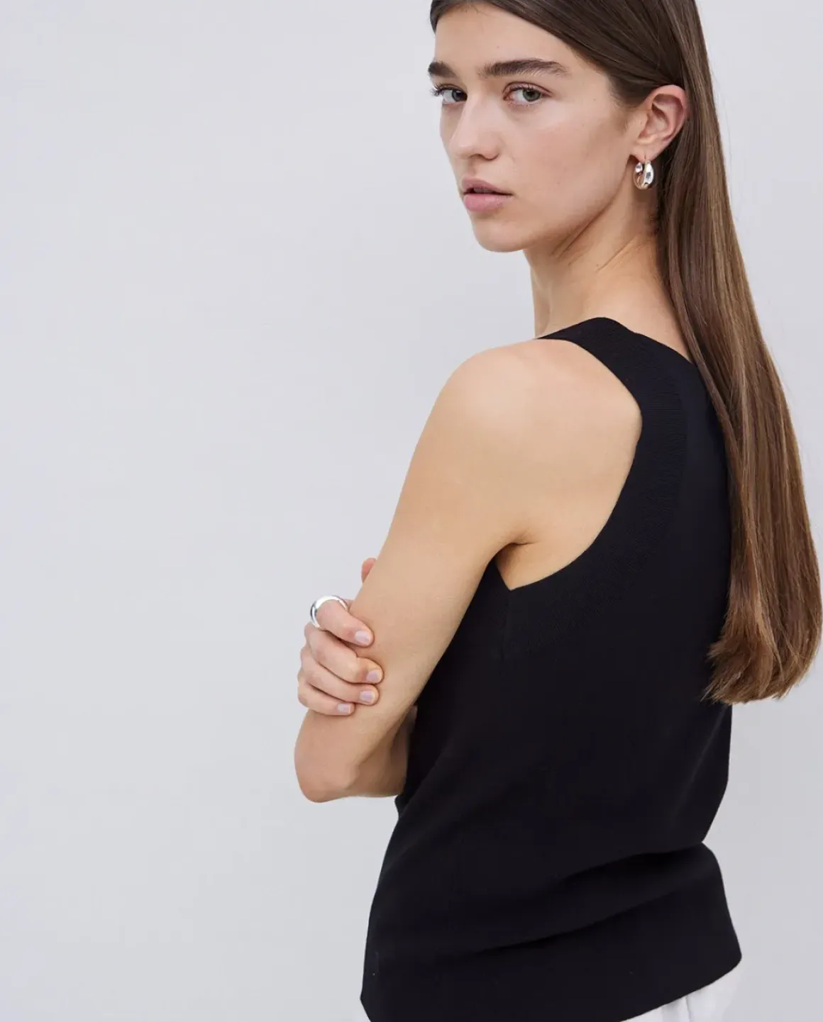 Top escote pico tirantes anchos negro