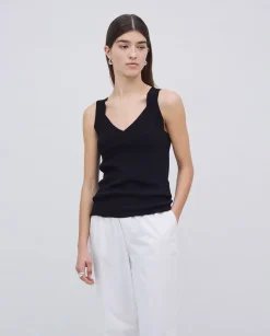 Top escote pico tirantes anchos negro