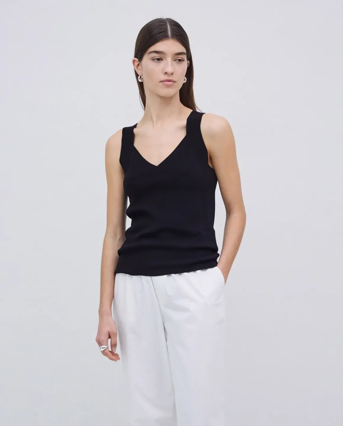 Top escote pico tirantes anchos negro