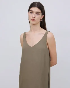 Vestido corto escote pico caqui