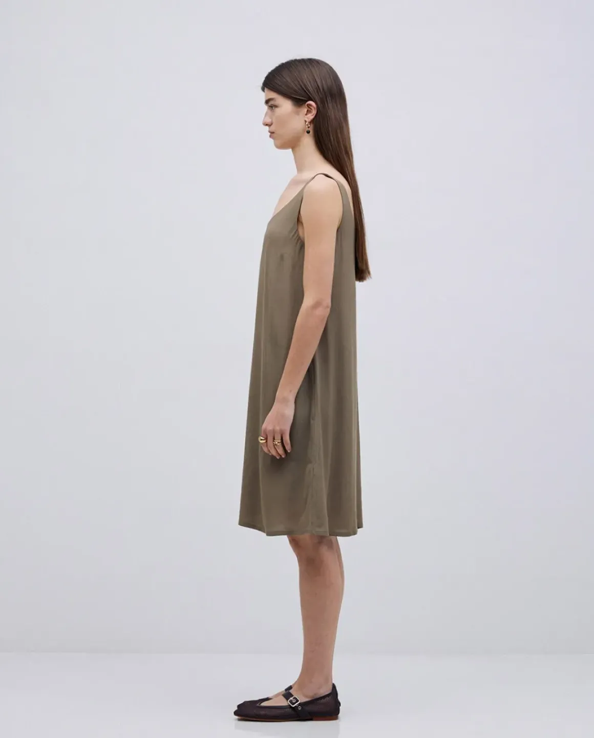 Vestido corto escote pico caqui