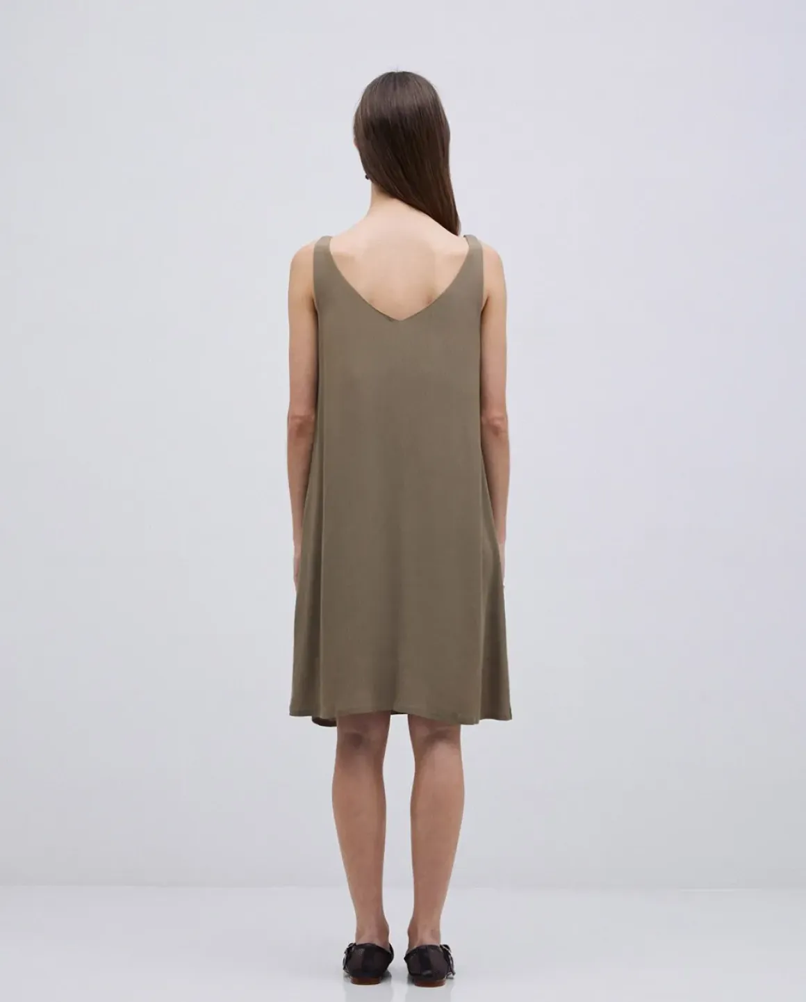 Vestido corto escote pico caqui