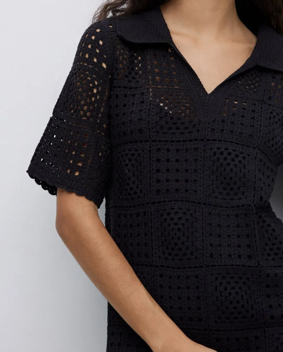 Vestido crochet cuello polo negro