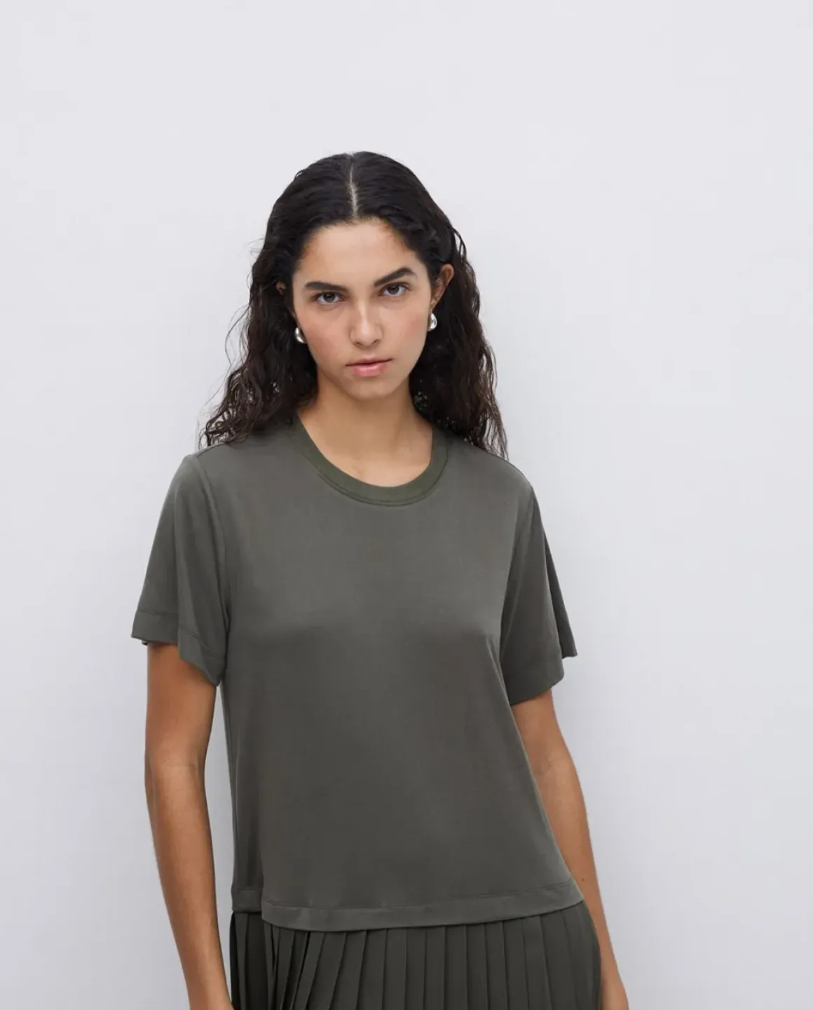 Vestido evasé falda plisada caqui
