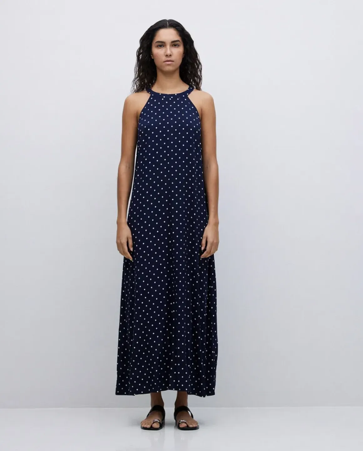 Vestido largo cuello halter lunares azul oscuro