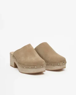 Zuecos tachuelas beige oscuro